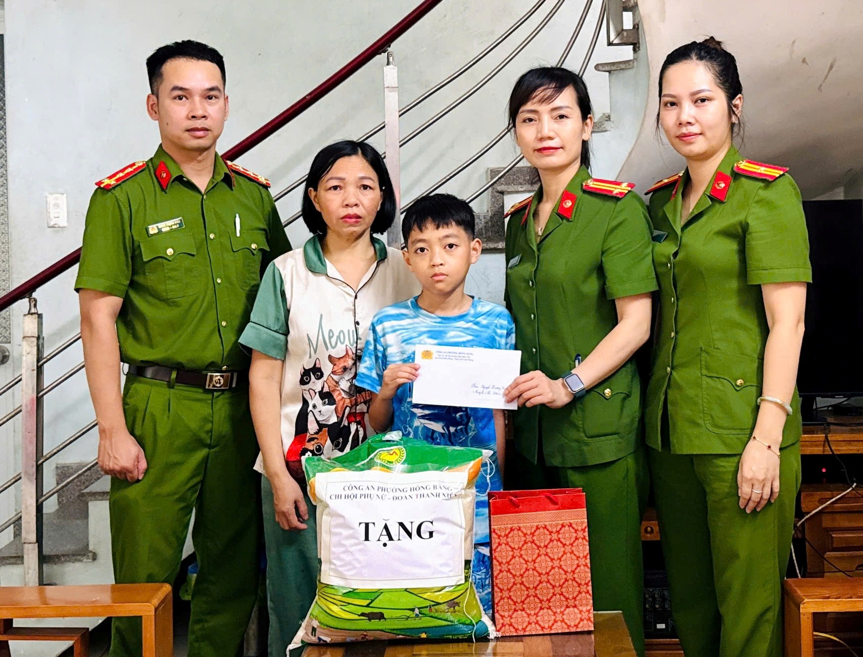 Chi hội phụ nữ, Chi đoàn thanh niên Công an phường Hồng Bàng: Tặng quà, giúp đỡ 08 trẻ em có hoàn cảnh khó khăn nhân Ngày Quốc tế Thiếu nhi 01/6